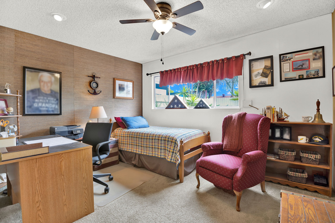 Bedroom with desk - Female intl houseguest for Clairemont house (incl some meals, all dishes & laundry). We spoil you.