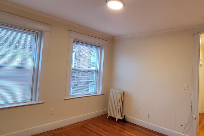 1 - SEPT 2026 – Fenway Brownstone Studio with Heat & Hot Water! No Broker Fees! Apartments