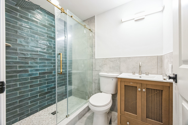 ensuite bath 3 - University City 3 Bed with 3 Private Baths Duplex