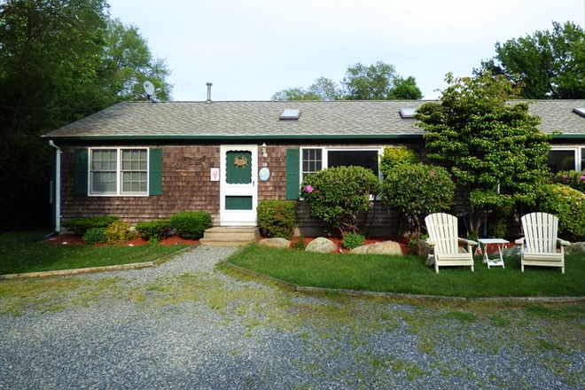 Front of House - Available for a group of 3! Cozy 3 bedroom in House