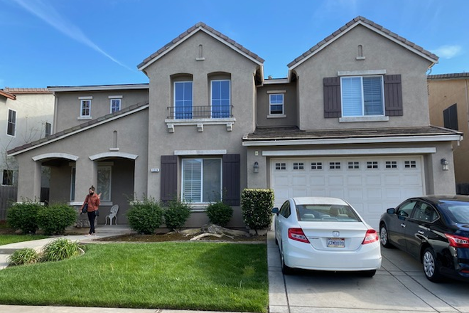 Front of the House - One bedroom w/shared bathroom in huge furnished home Available Oct 1st $475