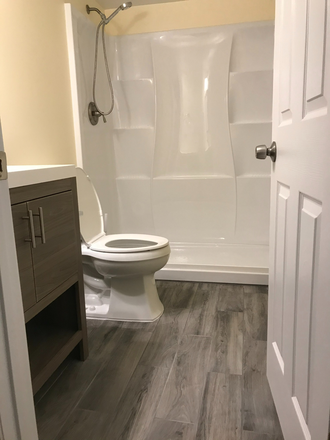 share bathroom - 9122 Bridgewater street