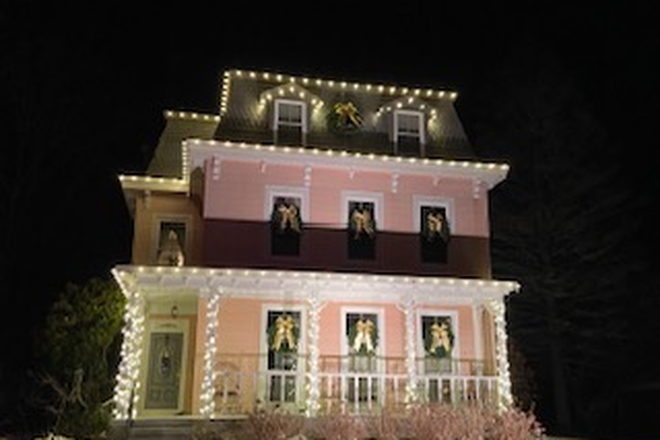 Holiday Lights - 2 Bed Apt in Charming Victorian - Heat and Laundry Included!