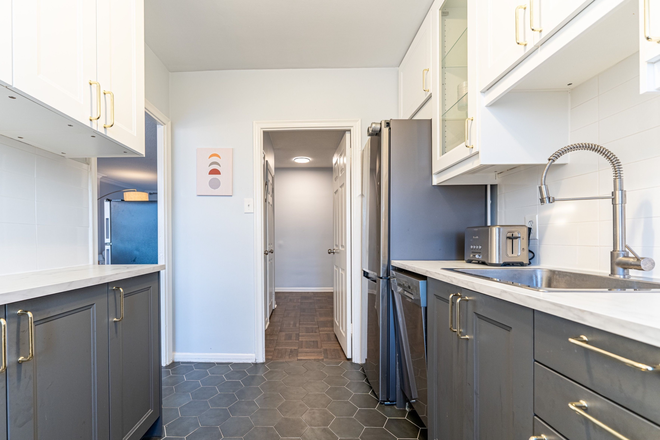 2020 Reno Kitchen (fridge, stove, microwave, dishwasher) - Furnished or Unfurnished in Midtown -- $2,650/month 2BR 1000+ sq ft - Leafy Forest Hill North Apartments