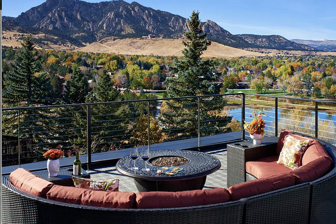 Rooftop Balcony with stunning view of the Flat Irons - Off Campus Rental Apartments