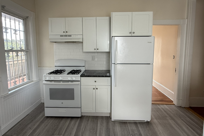 . - GORGEOUS 3 Bed/1 - close to campus - Avail 10/1!!! Apartments