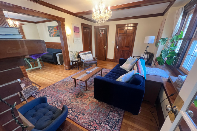 Living - 3-Bedroom 2-Bath Furnished Apartment with 0.8 Mile Walk to Harvard Square next to Bus Stop