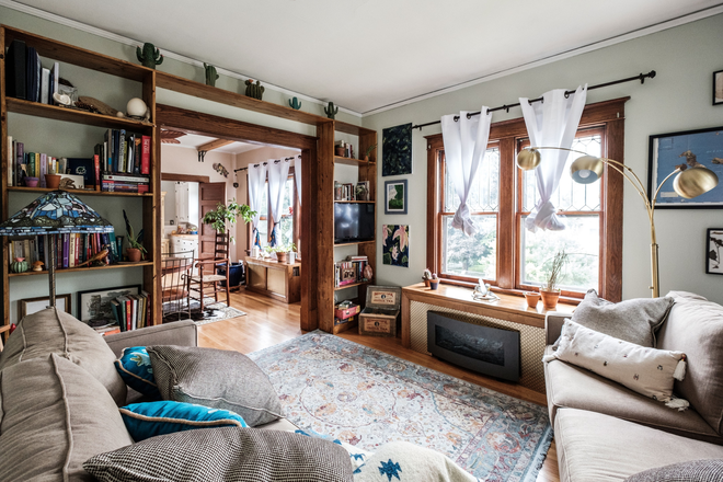 Living room - Upper-level duplex unit: 2 bed; 1 bath. Walkable neighborhood! Available 2026-7 SCHOOL YEAR Duplex