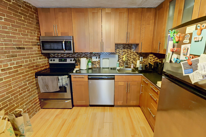 - - No Broker Fee!! Short Distance to Campus! 1 bed w/ Laundry in Building Apartments