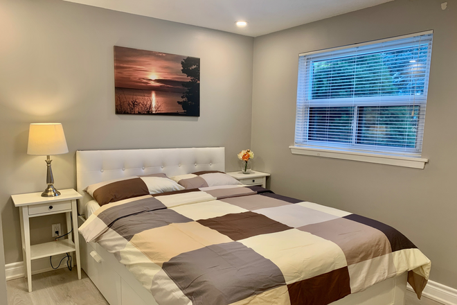 Bedroom on main floor - Direct bus to UTM - private bathroom bedroom