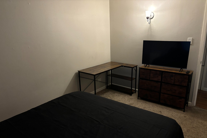 Furnished bedroom - Private Furnished Bedroom & Bathroom, Utilities & Wifi Included, Condo Shared w/ Surgery Resident