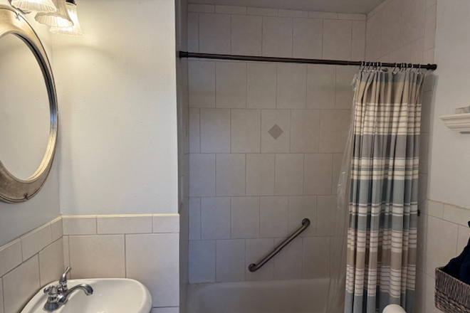Full Bathroom - House Share in Bright Sunny Friendly Home - Charles Villiage