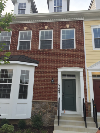 House Front - Beautiful Townhome in Ellicott City