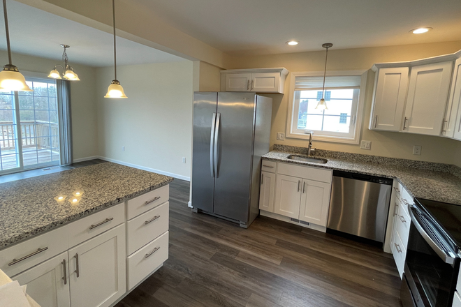 Kitchen - Beautiful Townhouse includes Lawn Care and Snow Removal!!