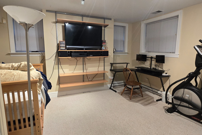 Bedroom - Large Furnished Room close to Campus w/Privileges