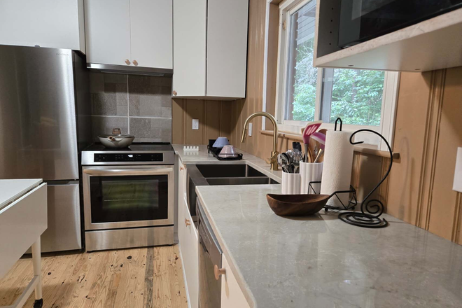 Kitchen - Close to campus - quiet and convenient - across from the Smith-Gilbert Gardens House