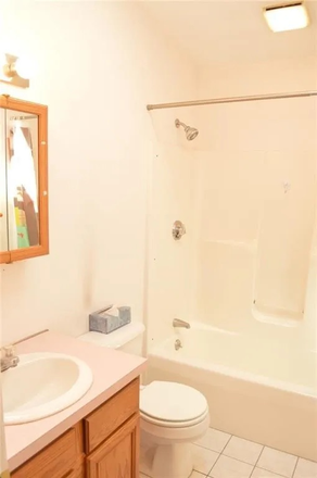 Bathroom - Room in modern house near campus and beach
