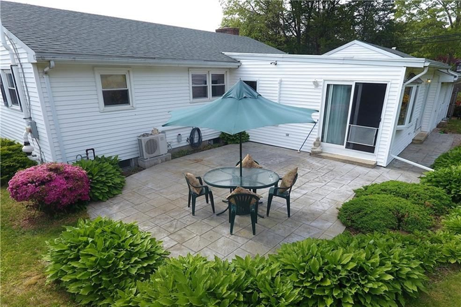 Back Patio - Available for a group of 4! 4 Bedroom in Bonnet Shores Area! House