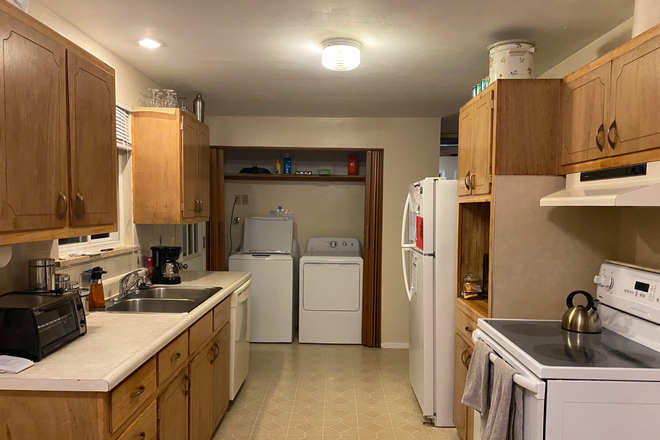 Kitchen - Room for Rent - Less than 1 mi from Campus House