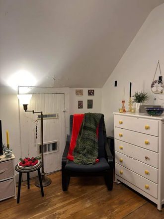 9K1B - Stockwell House near Davis Square, College House, Diamond House, REDLINE and buses