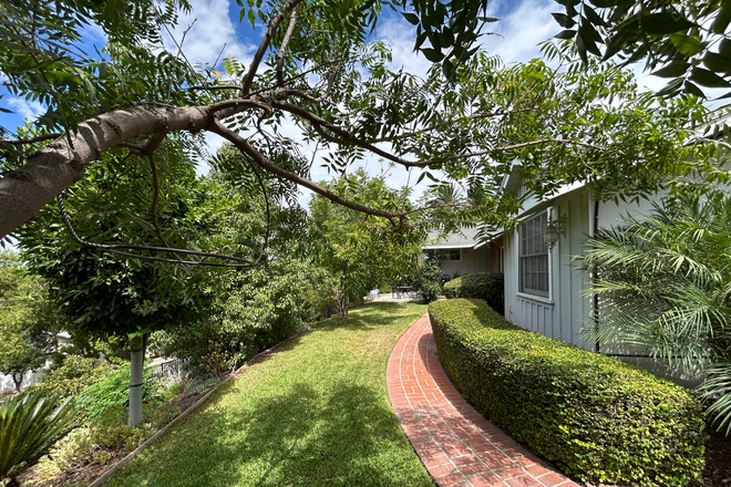 Front Entrance/Outside Front Space - Private Studio One Block from UCR House