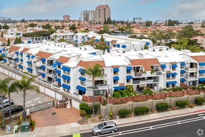 complex - private 1 bed / 1 bath  available in a 2 bed / 2 bath apartment near UCSD