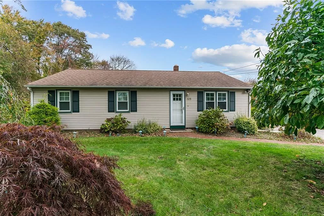 Front of House - Available for a group of 3! Beautiful 3 bedroom home near Narragansett Pier!