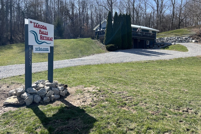 Outside street view - Takoda Falls Retreat