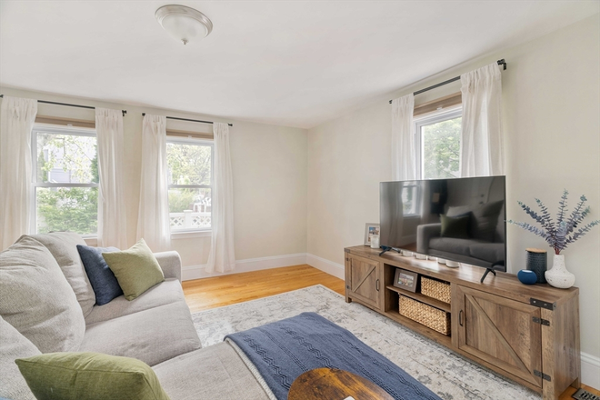 living room - *NO BROKERS FEE!* Stunning, Renovated 1 bed / 1 Bath w/ LAUNDRY IN UNIT! Avail 9/1/26! Apartments