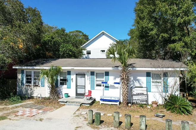 2beftoom, one bath cottage - 2 bedroom, 1 bath cottage on folly beach - 2 blocks to beach and 2 blocks to center street Duplex