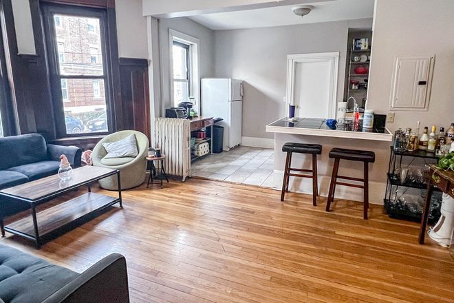 living room - SPACIOUS 4-BED/2-BATH -- 2 LEVELS near BABCOCK T-STOP, BIG BEDROOMS, GONE SOON! Apartments