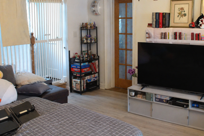 Living Room - FULLY FURNISHED - 5 BED/4 BATH - $3900 - PETS OK House