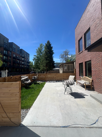 Front Yard - ROOMMATE NEEDED (FROM NOW UNTIL JUNE 2027) House