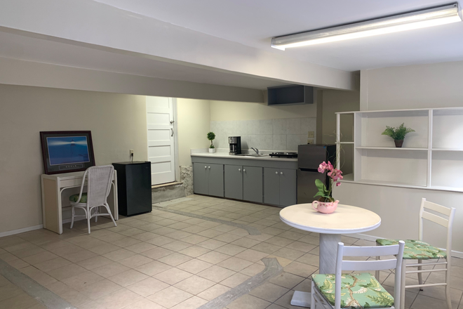 Multi purpose room w/ kitchenette downstairs - Shared Home - 1.4 miles away from campus