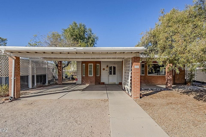 Front of the house - Student Friendly House, Utilies included! (2 beds)