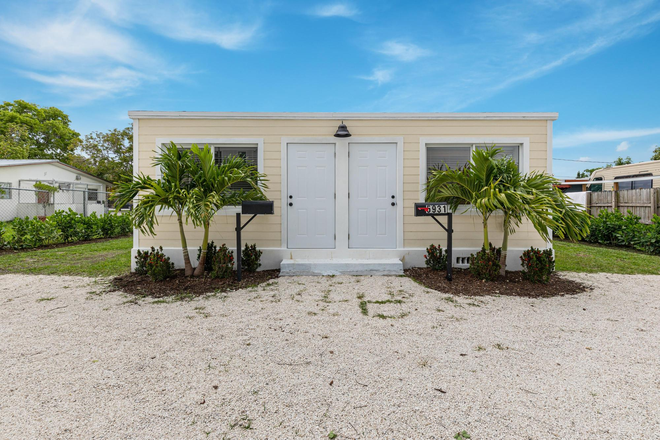 front exterior - South Miami Remodeled Duplex Walking Distance to Campus