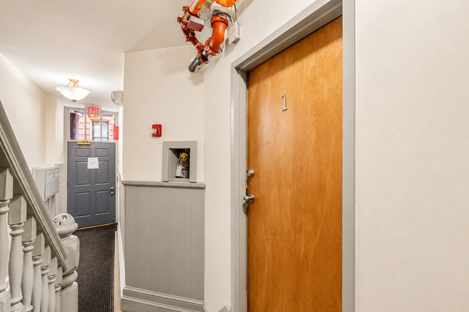 1 - North End Walk to Campus 2 level 1 bed Central Air, Laundry in unit 9/1 Apartments