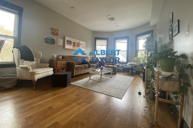 Living Area - Laundry!! GORGEOUS TOP FLOOR 5Bed/3Bath Apartments