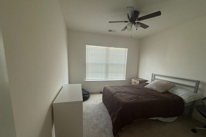 Bedroom 1 - Town House Close to Campus (Rent includes Utilties)
