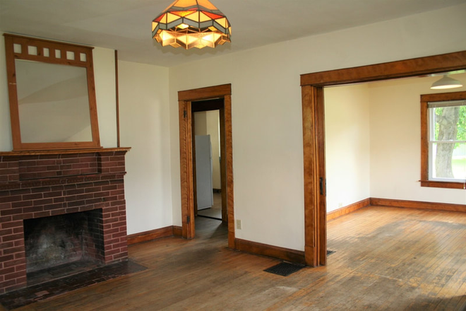 den and living room first floor - 429SW 3 bedrooms, 2 floors, apartment 1/2 mile to VLGS