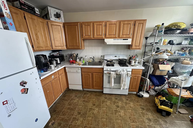 Kitchen - Spacious 1 Bedroom Available for 9/1 Apartments