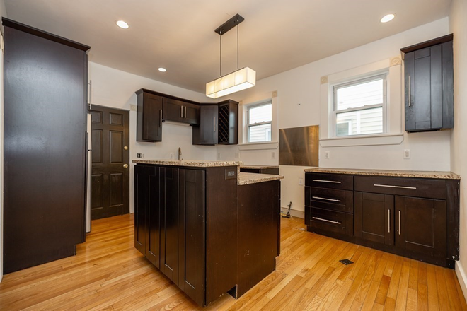 1 - SEPT 2026 – Cambridgeport 4 Bed / 1.5 Bath with In-Unit Laundry, Student OK! No Broker Fees! Apartments