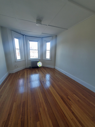 1 - NO BROKER FEE!-Close to Fenway Park-Ideal STUDIO/1BR SPLIT-undergrad OK!-H/HW inc.