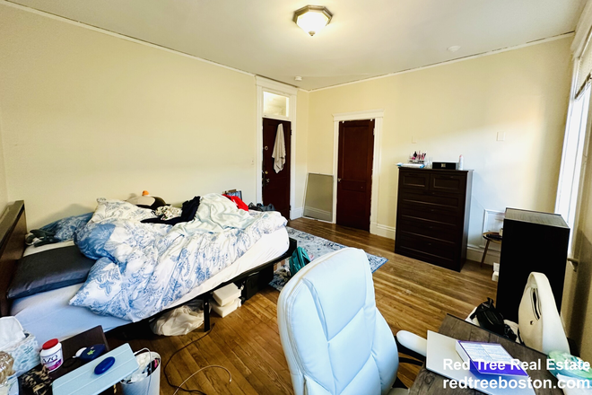 ... - STUNNING 5 BEDS/1.5 BATH UNIT WITH HEAT&HOT WATER INCLUDED Condo