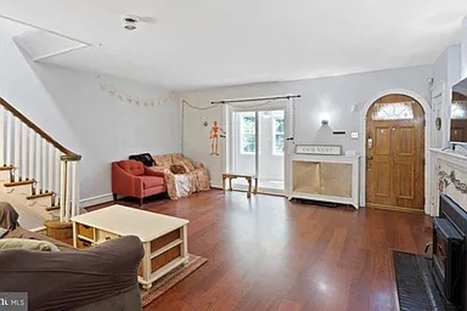 Enjoy the large living room - Two individual bedrooms for Spring 2026 - Church Road next to campus Townhome