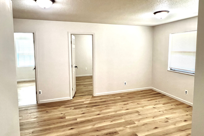 Living room - $550/month Private room for rent in shared housing 8 minute drive to UTK House