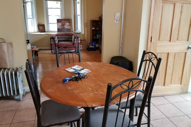 kitchen - 3 beds 2 baths house. Non-Party Atmosphere.