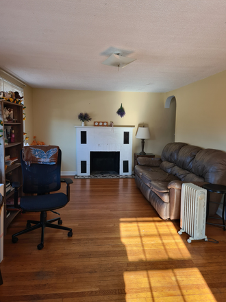 Front living room - 22 Flaherty Road, Walking Distance from Campus House