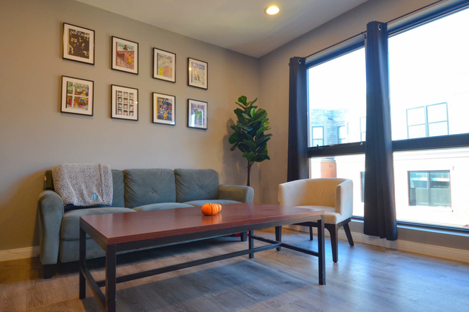 Living room - 3 bed/2 bath at 21 Euclid Ave Apartments