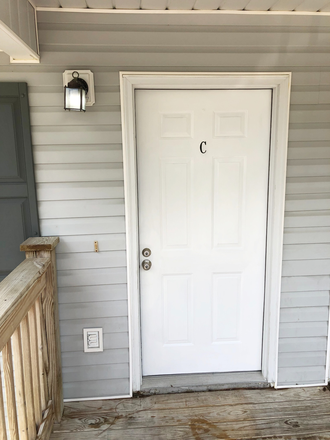 Entry - 3 BD/2 BA Upper Unit Condo in Hawthorne Park